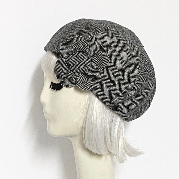 Wool beret flower